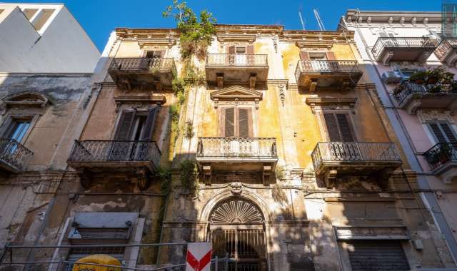 Bari, tra massoneria e musica la storia dell'antico e decadente palazzo di via Abbrescia n.25